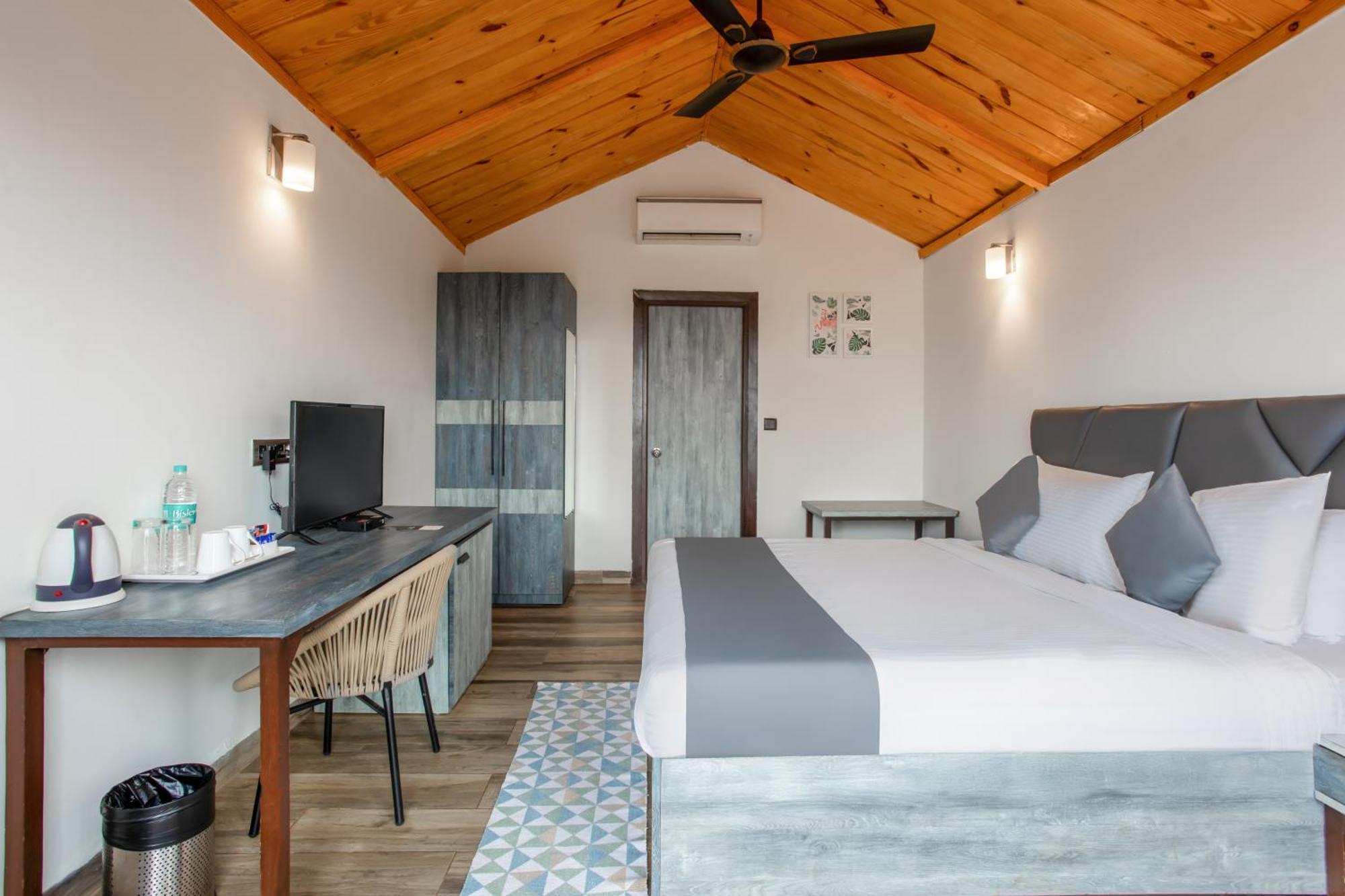 Stone Wood Beach Resort, Vagator Exterior foto