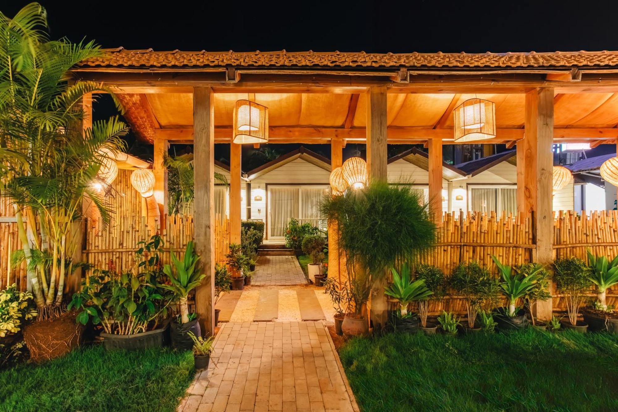 Stone Wood Beach Resort, Vagator Exterior foto